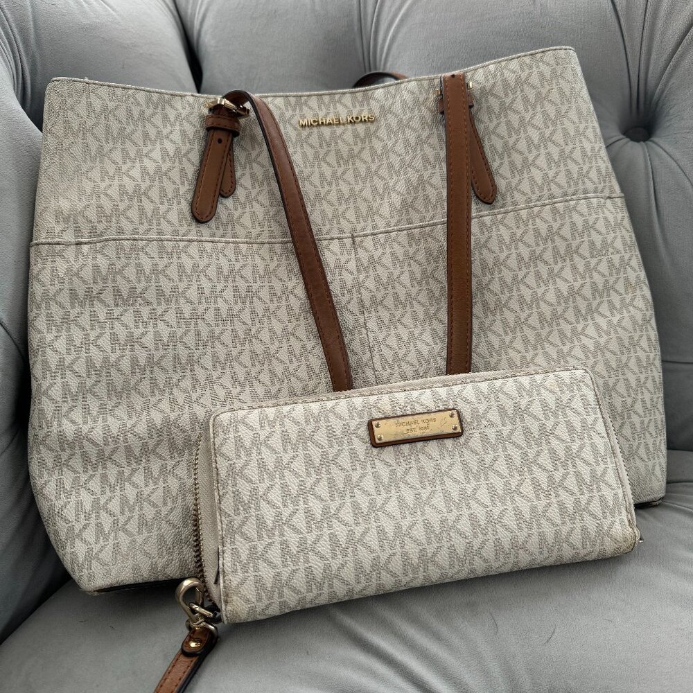 Michael Kors Signature Tote + Matching Wallet Set - Monogram Beige/Brown